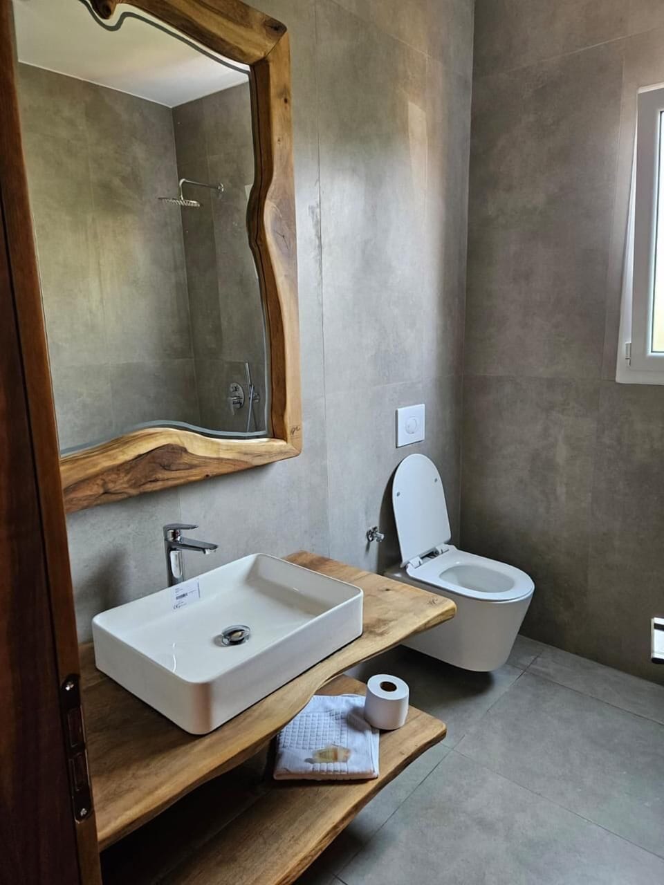 Deluxe Double Room | Bathroom | Slippers