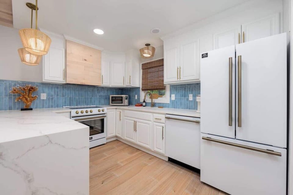 Updated Kitchen with Top-of-the-Line Appliances 