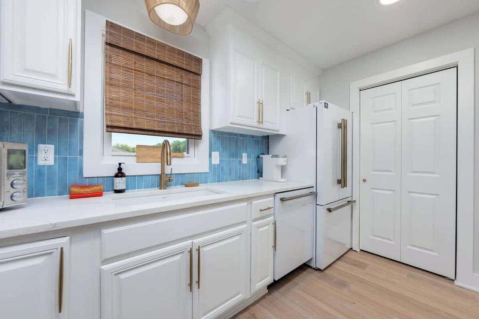 Updated Kitchen with Top-of-the-Line Appliances 