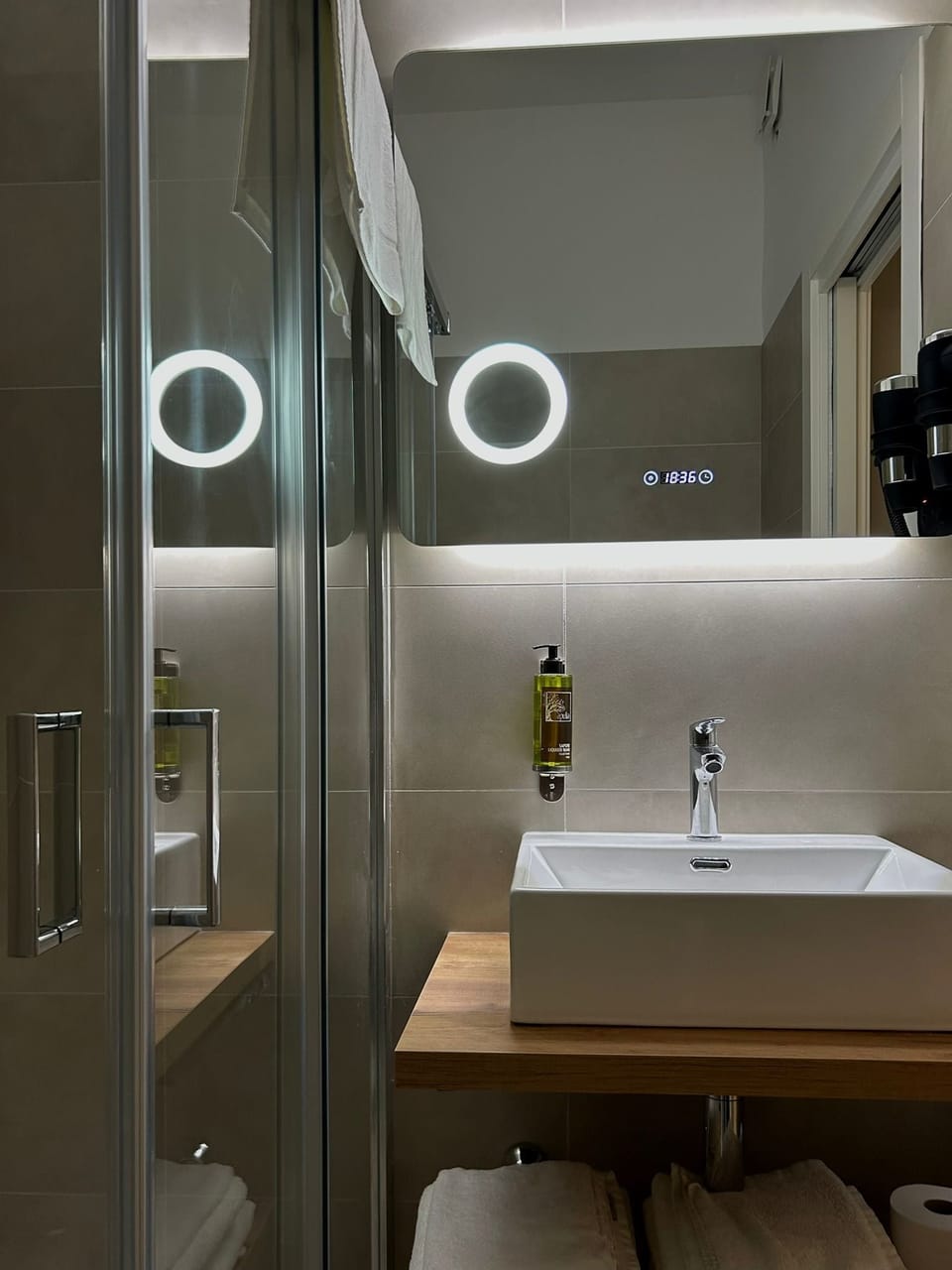 Double Room, Non Smoking | Bathroom | Shower, hair dryer, bidet, towels