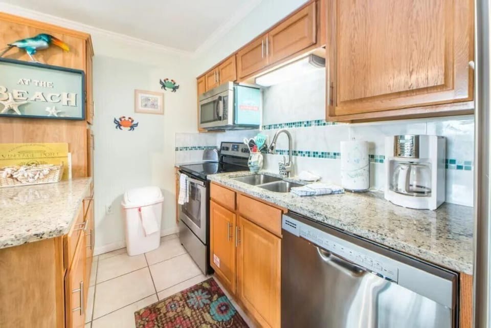 Condo, 1 King Bed with Sofa bed (Blue Surf 17A) | Private kitchen