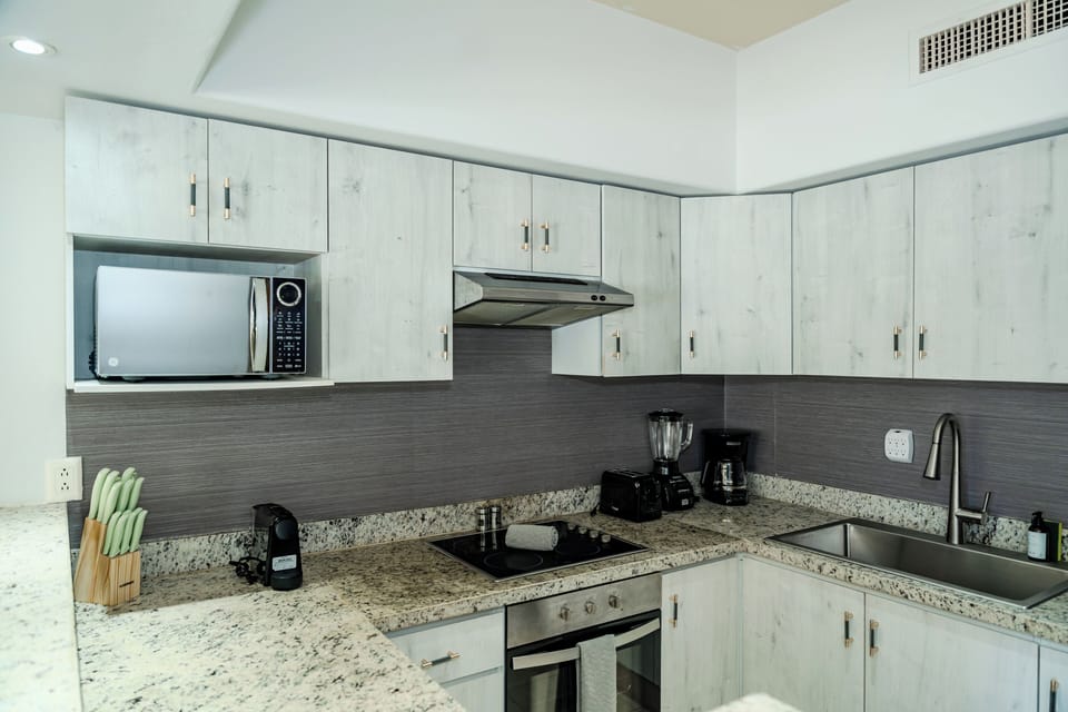 Superior Apartment, Garden View | Microwave