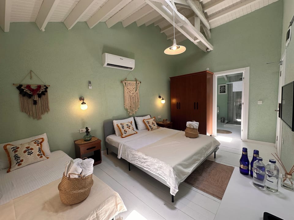 Comfort Triple Room | Minibar, in-room safe, free WiFi, bed sheets