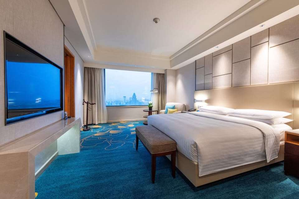 Club Suite, 1 Bedroom, City View | 1 bedroom, premium bedding, down comforters, minibar