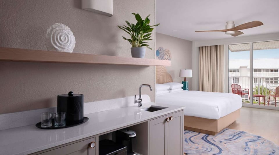 Room, Pool View, 1 King Bed, Balcony (Main Building)
