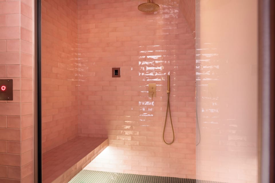 Couples treatment rooms, hot tub, steam room