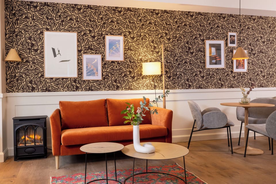 Lobby lounge