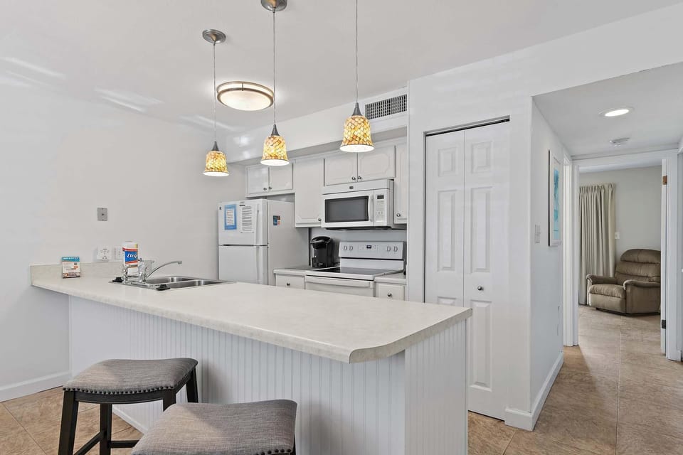 House, Multiple Beds (Blue Surf 22) | Private kitchen