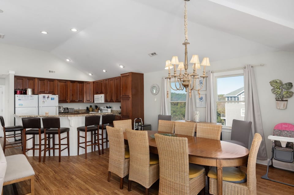 SNH263: Gone Coastal | TL Dining Area - Seating for 8, Deck Access