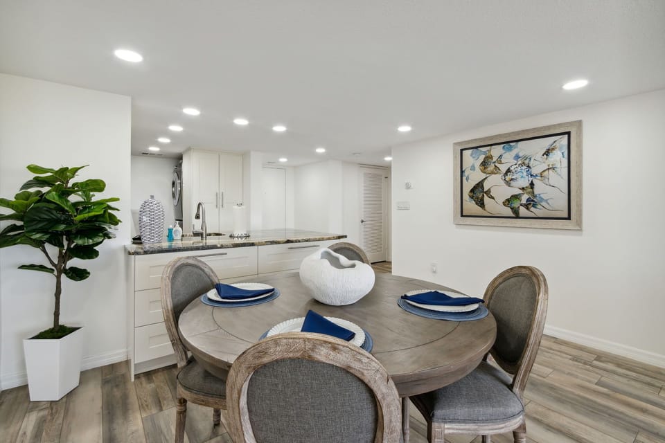 Charming Dining Area with Seating for 4