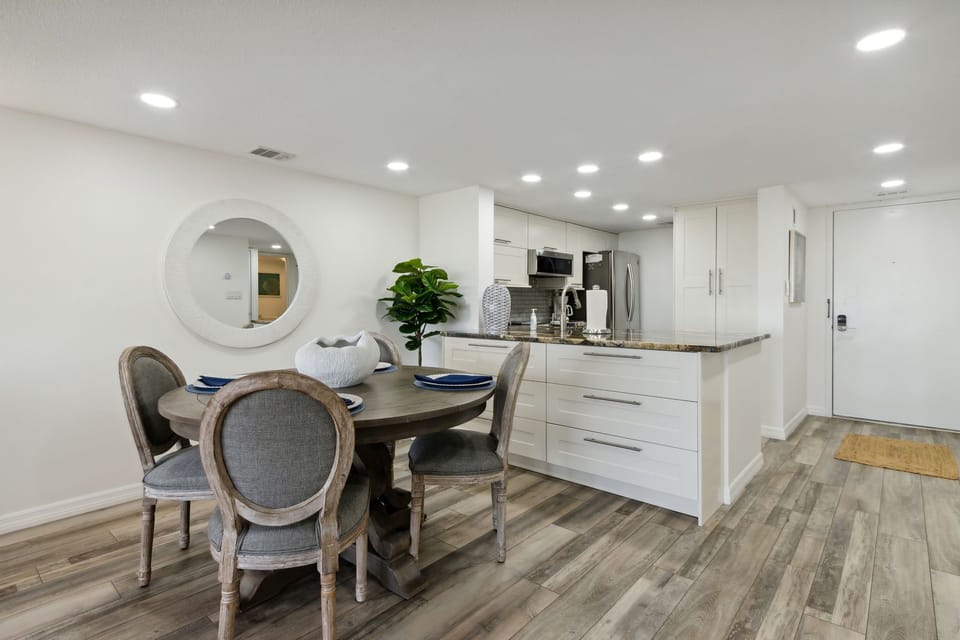 Charming Dining Area with Seating for 4