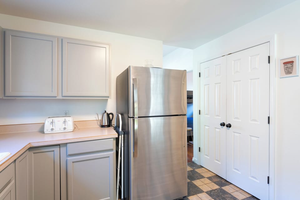 Stainless steel appliances | Main Level