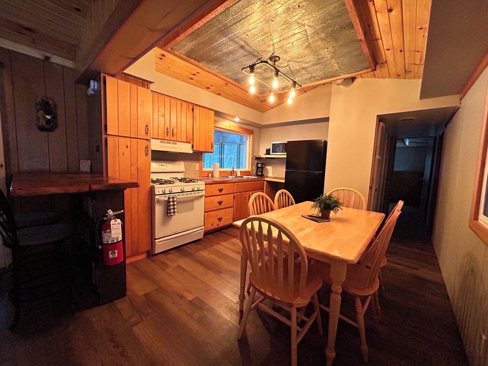 Kitchen & dining area