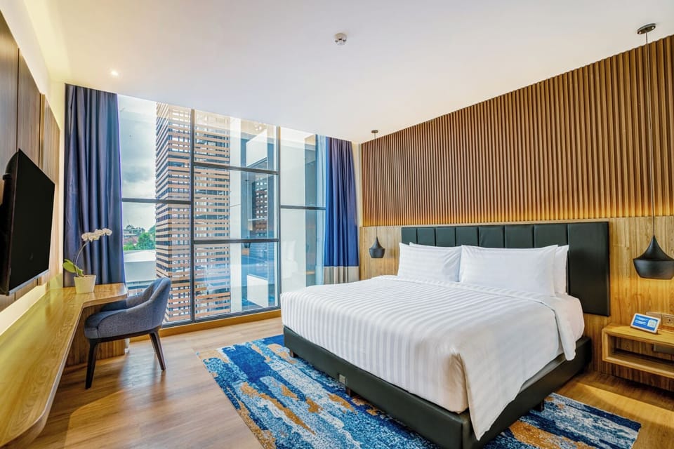 Deluxe Room | In-room safe, desk, WiFi (free), bed sheets