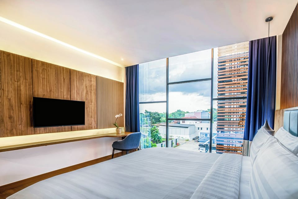 Deluxe Room | In-room safe, desk, WiFi (free), bed sheets