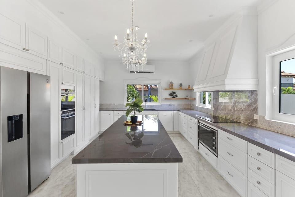 NEW Luxury 5BR Villa w/Private Pool ~ BBQ ~ Patio (28312)