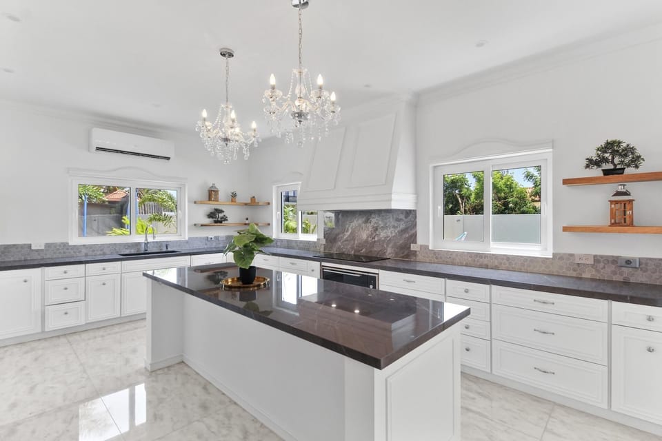 NEW Luxury 5BR Villa w/Private Pool ~ BBQ ~ Patio (28313)