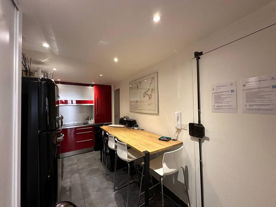 kitchen, fridge, freezer, hob, Nespresso Vertuo coffee machine, kettle, crockery, washing machine (6)
