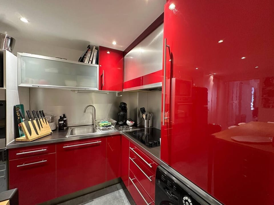 kitchen, fridge, freezer, hob, Nespresso Vertuo coffee machine, kettle, crockery, washing machine (1)