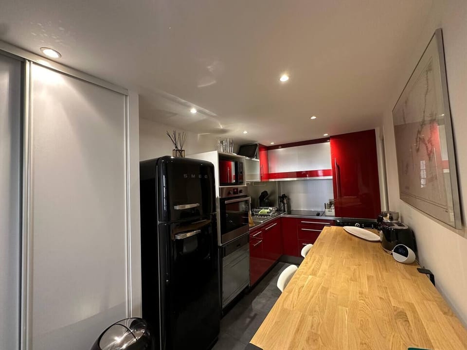 kitchen, fridge, freezer, hob, Nespresso Vertuo coffee machine, kettle, crockery, washing machine (7)