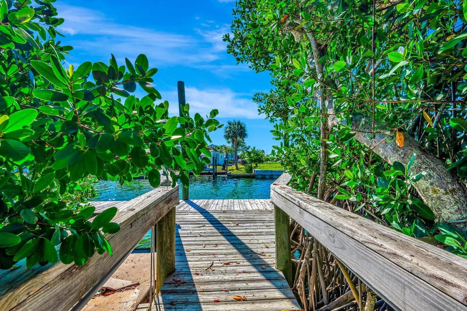 Dock, Dine & Unwind – Coastal Vibes Await (5434)
