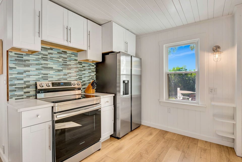 Dock, Dine & Unwind – Coastal Vibes Await (5419)