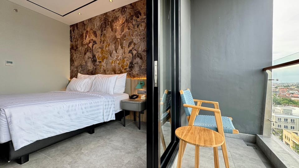 Deluxe Double Room, 1 King Bed, Non Smoking | In-room safe, blackout drapes, soundproofing
