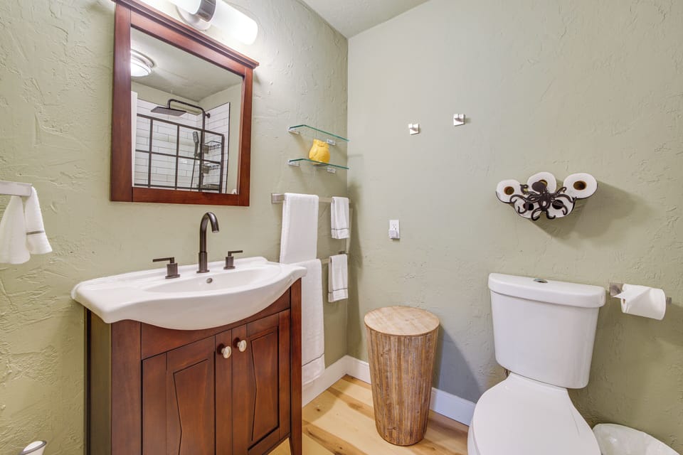 En-Suite Bathroom | Towels & Linens Provided