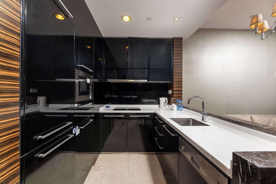 Luxury Suite | Bathroom | Shower, hair dryer, towels, soap