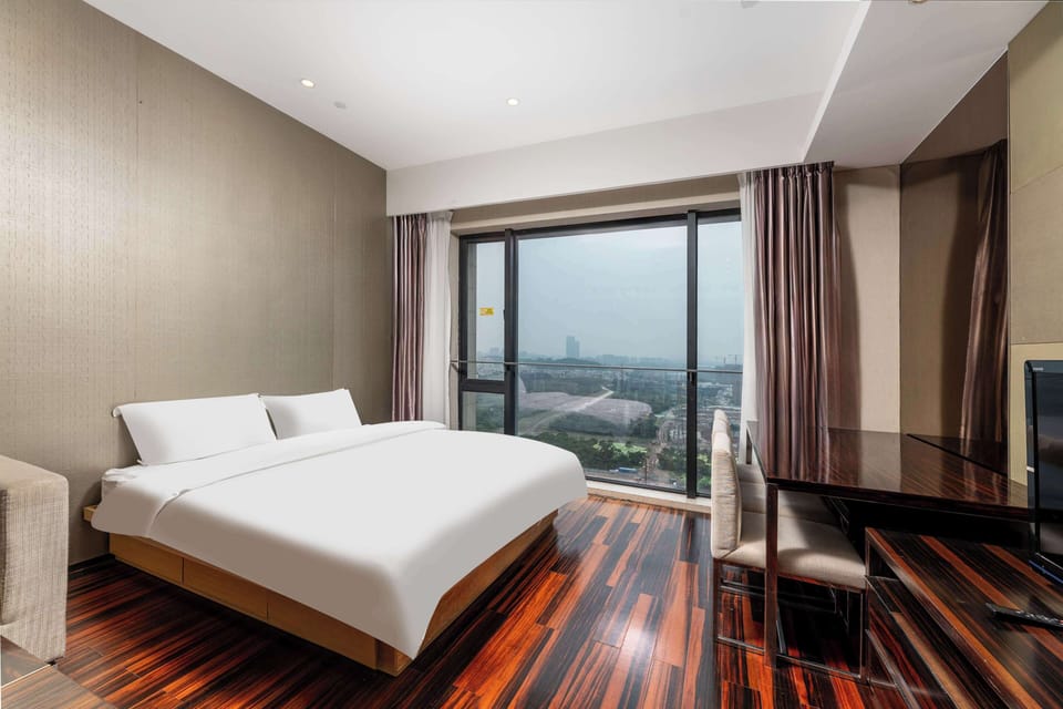 Luxury Suite | Desk, laptop workspace, WiFi (free)