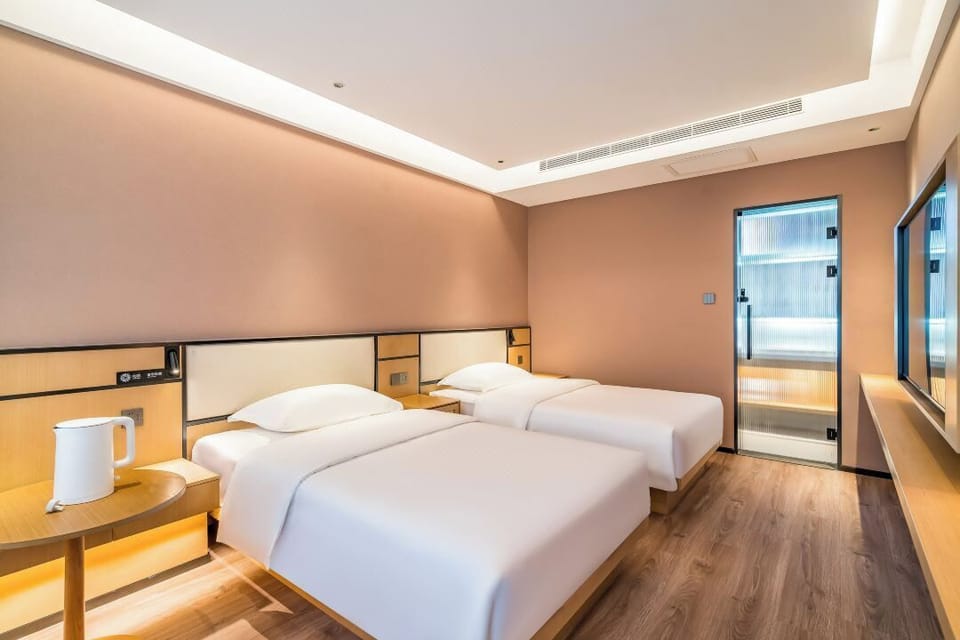 Signature Twin Room, Courtyard View | Desk, WiFi (free)