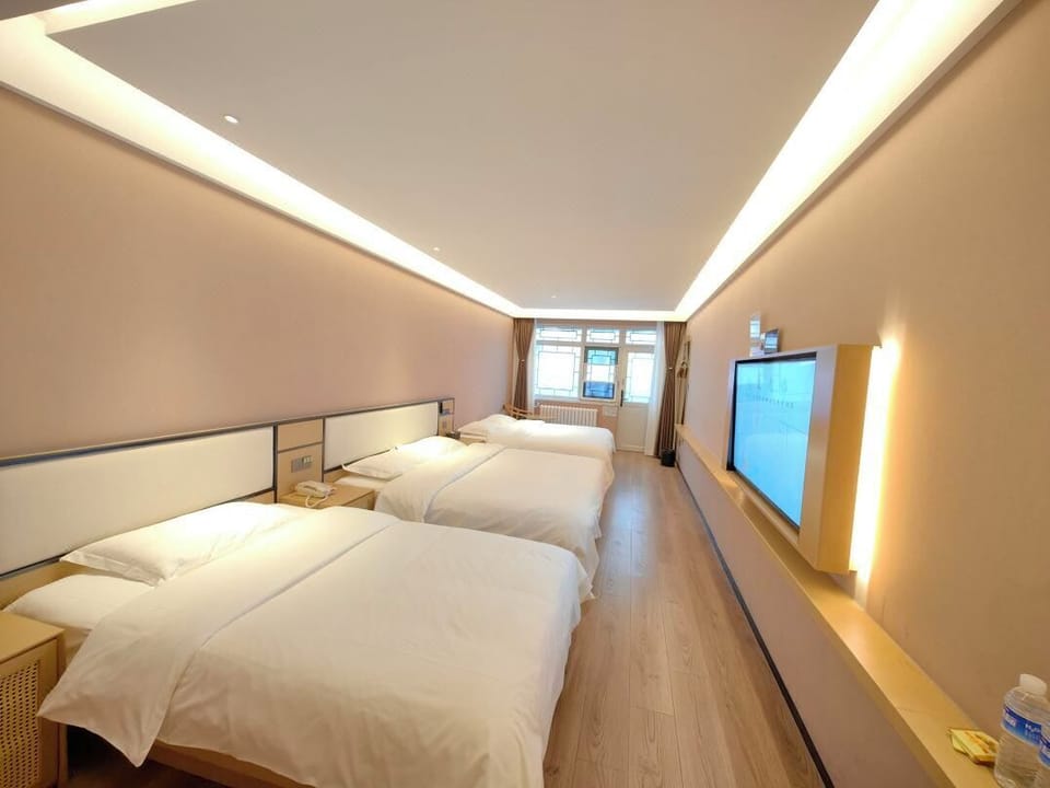 Family Quadruple Room, Courtyard View | Desk, WiFi (free)