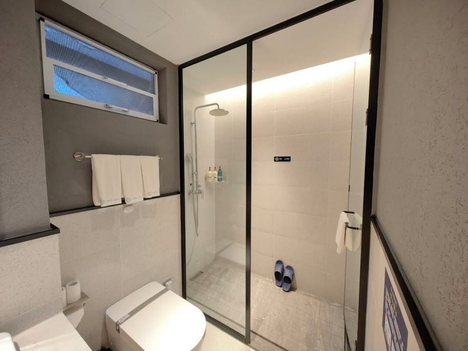 Family Quadruple Room, Courtyard View | Bathroom | Shower, free toiletries, hair dryer, towels