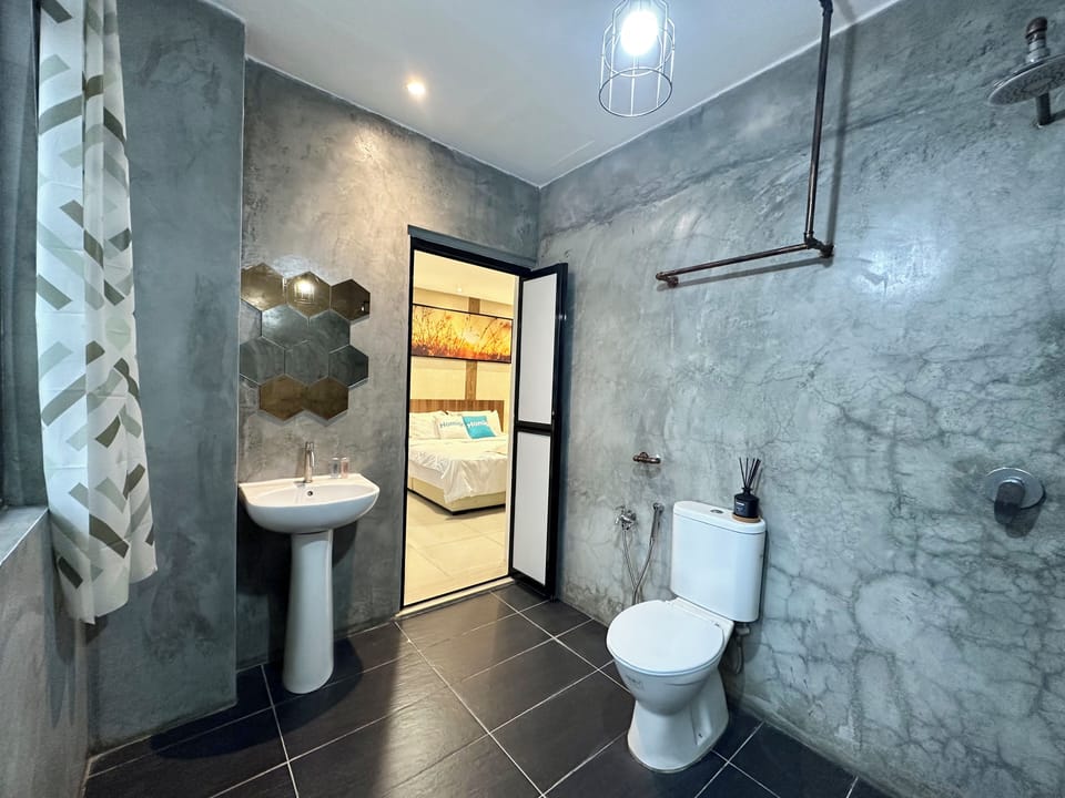 Presidential Double Room | Bathroom | Shower, rainfall showerhead, free toiletries, hair dryer