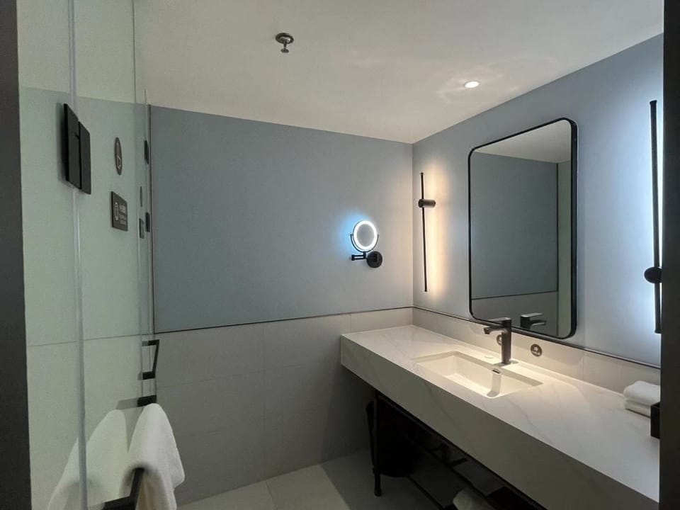 Superior Twin Room | Bathroom | Shower, hair dryer, slippers, towels