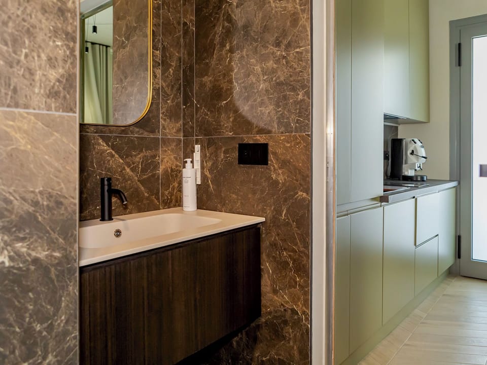 Deluxe Room | Bathroom | Shower, bidet, towels, soap