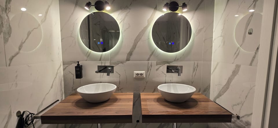 Deluxe Triple Room | Bathroom | Shower, hair dryer, towels, soap