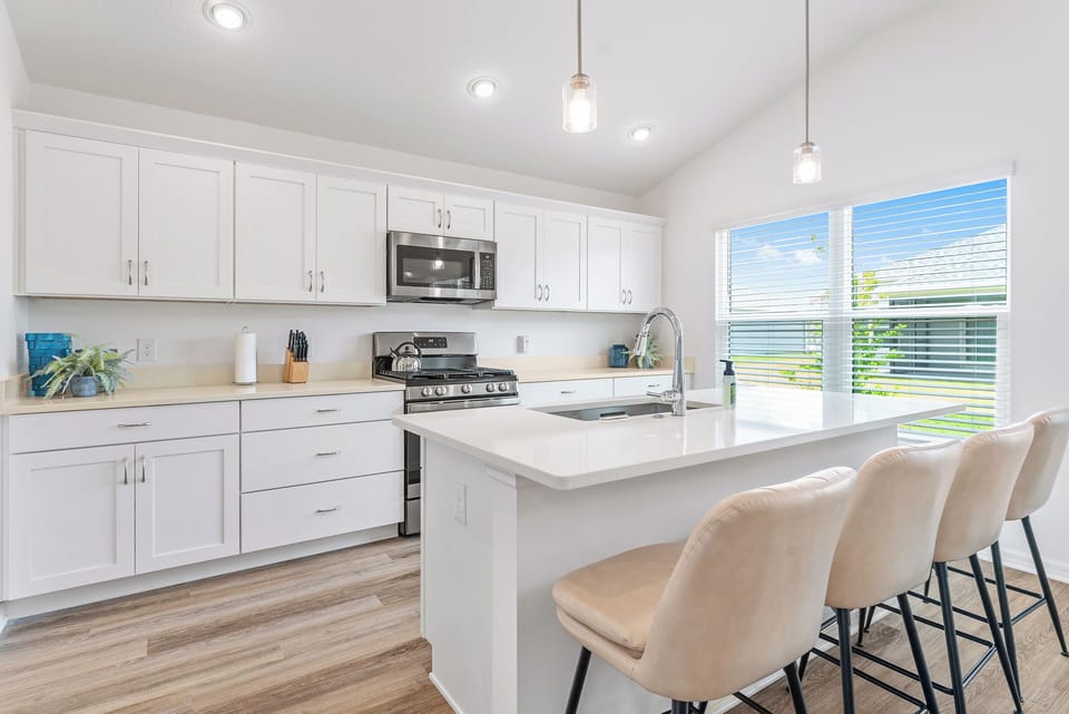 Fully Equipped Kitchen with an Island and 4x Lush Chairs