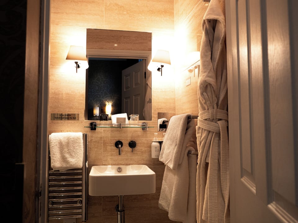 Deluxe Double Room, City View | Bathroom | Bathrobes, slippers