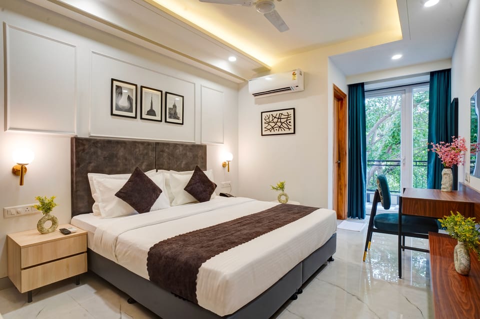 Suite Room with GYM Access | In-room safe, desk, soundproofing, iron/ironing board