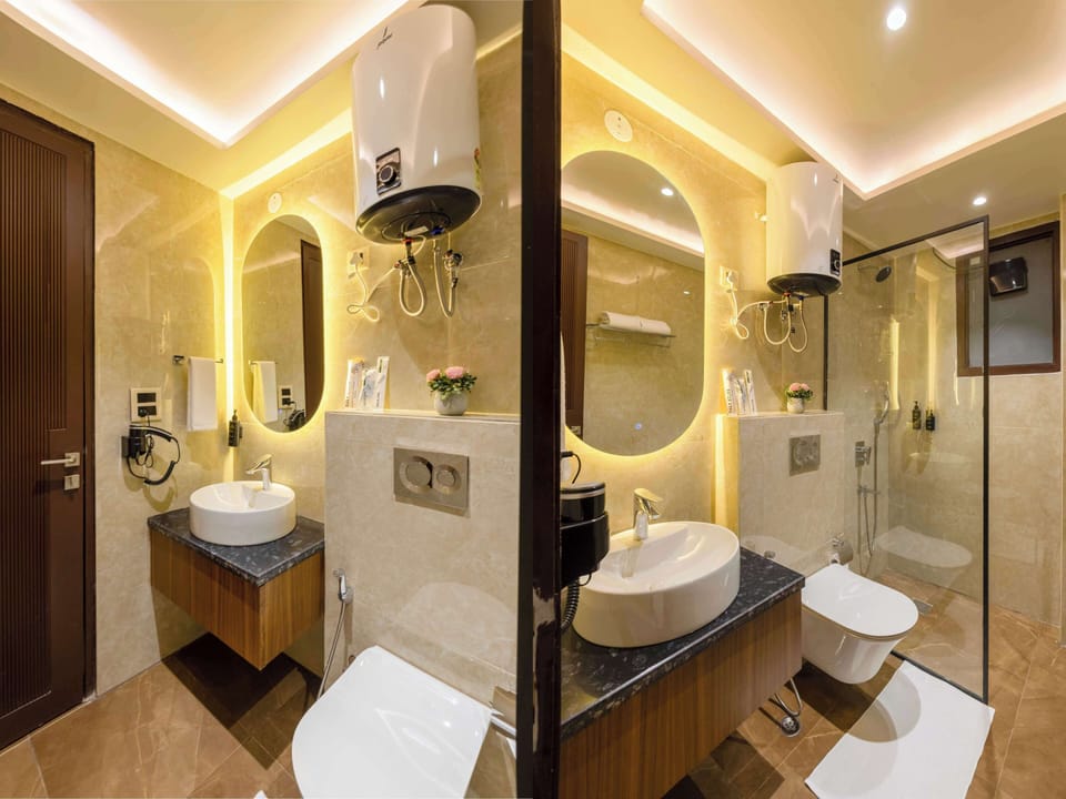 Suite Room with GYM Access | Bathroom | Shower, rainfall showerhead, free toiletries, hair dryer