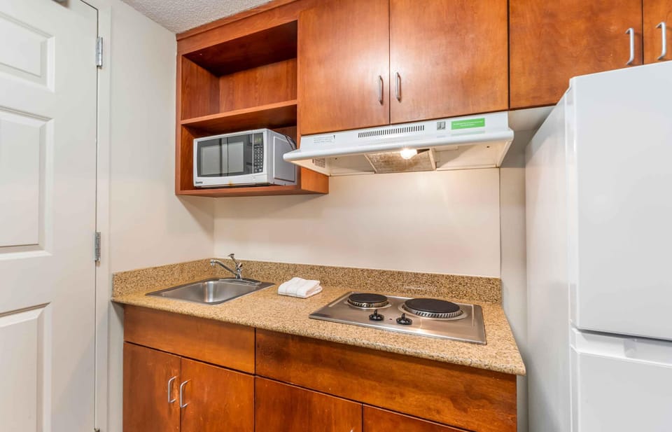 Coffee/tea maker, fridge, microwave, stovetop