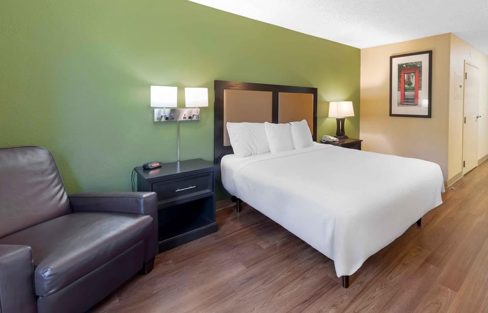 Studio, 1 King Bed, Non Smoking | Desk, iron/ironing board, WiFi (free), bed sheets