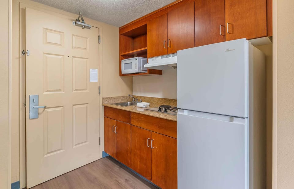 Coffee/tea maker, fridge, microwave, stovetop