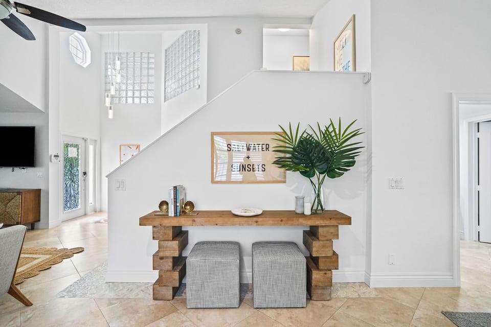 Welcome home 🌿✨ This stylish entryway greets you with a blend of natural textures, beachy decor, and a warm, modern vibe—setting the tone for a relaxing coastal getaway.