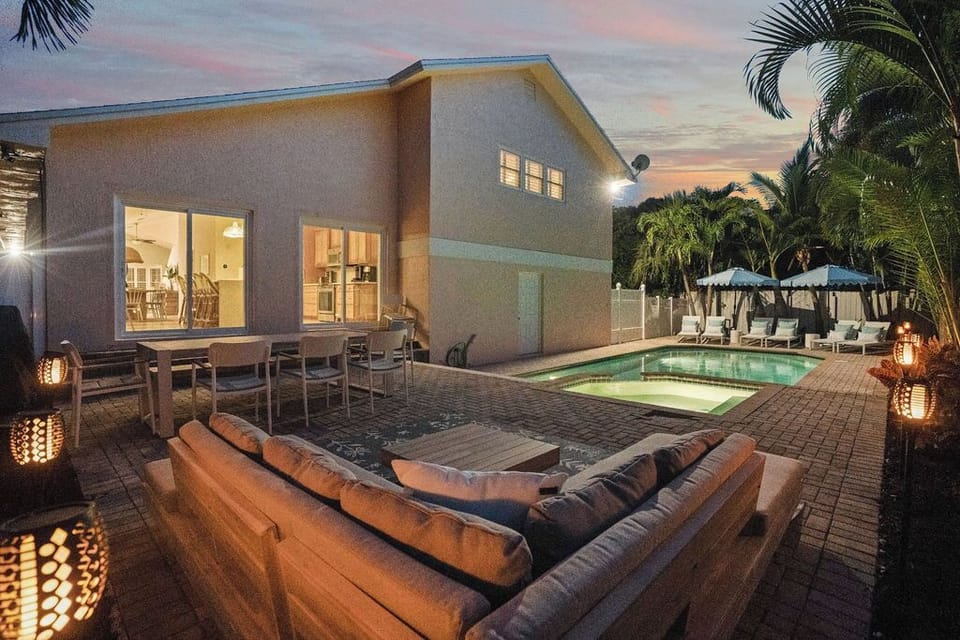 Evenings are magical in this private backyard escape ✨ Lounge by the glowing pool, dine al fresco under the stars, and enjoy the cozy ambiance surrounded by tropical palms and soft lighting. Your perfect Florida getaway awaits! 🌴🌙🔥
