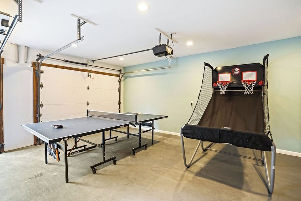 Let the fun begin! 🏓🏀 Our game garage is perfect for all ages, featuring a ping pong table and basketball shootout game. A great spot to unwind and enjoy some friendly competition during your stay! 🎉
