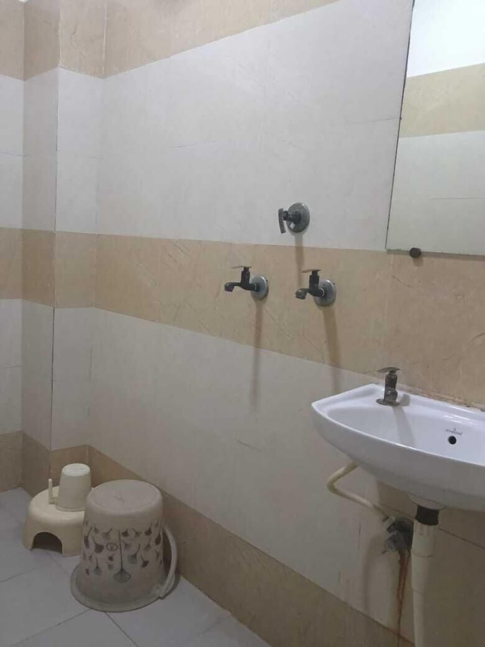 Deluxe Room | Bathroom | Shower, free toiletries, towels, soap