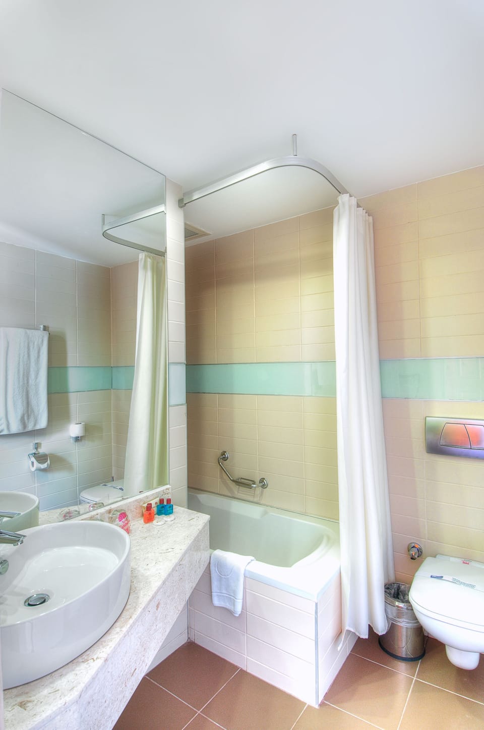 Twin Room | Bathroom | Free toiletries, hair dryer, slippers, towels