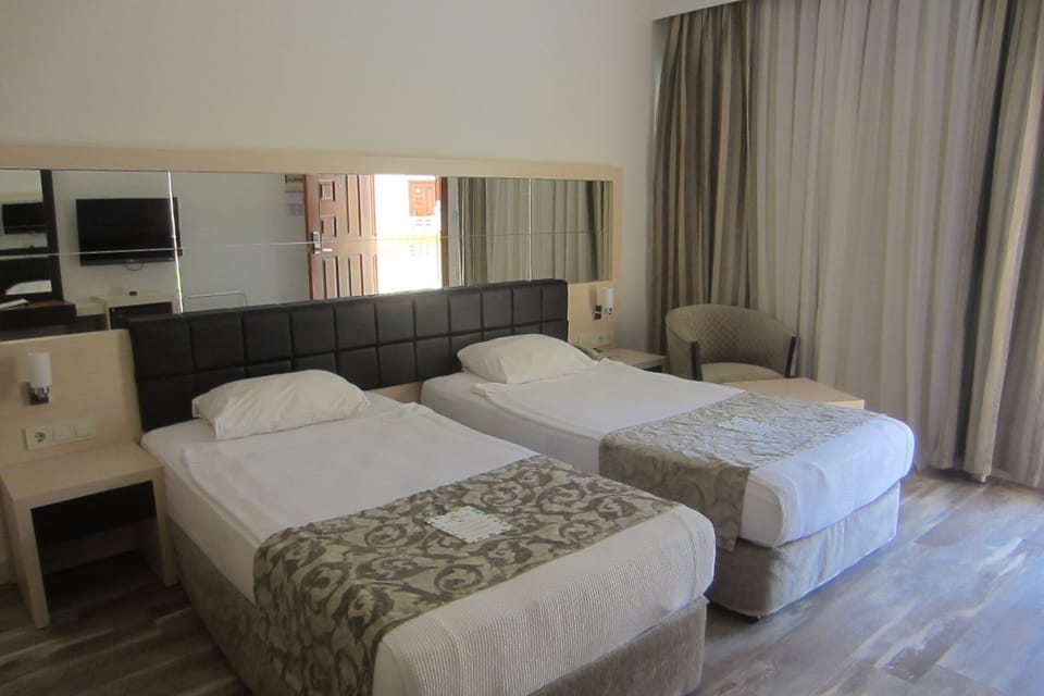 Standard Twin Room | Free minibar, in-room safe, desk, blackout drapes